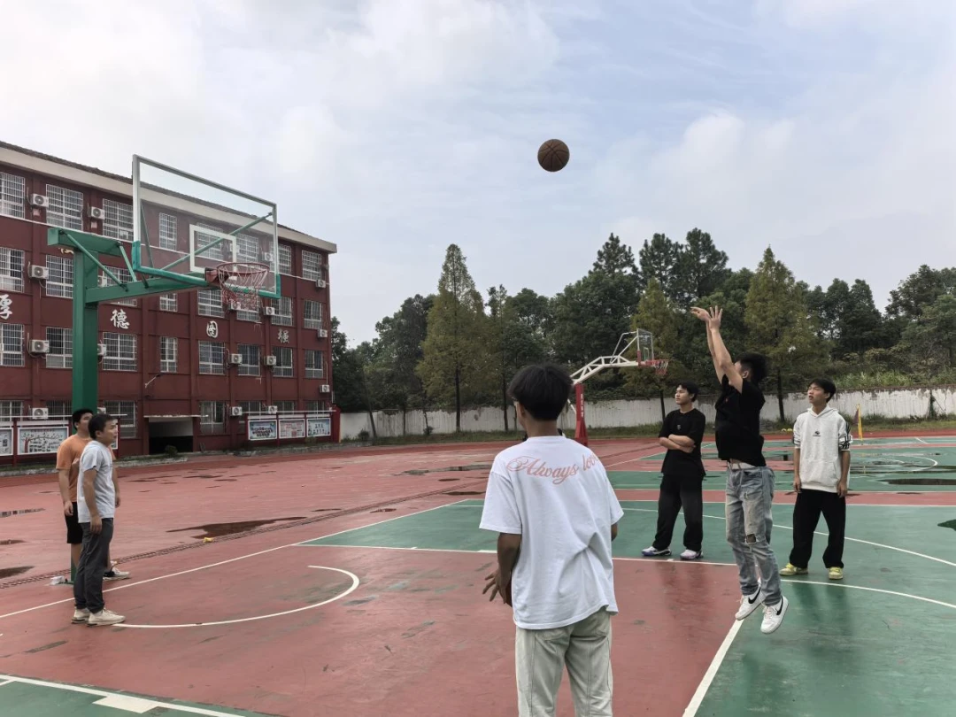 为什么大前锋在比赛中需要特别的体能训练?_2